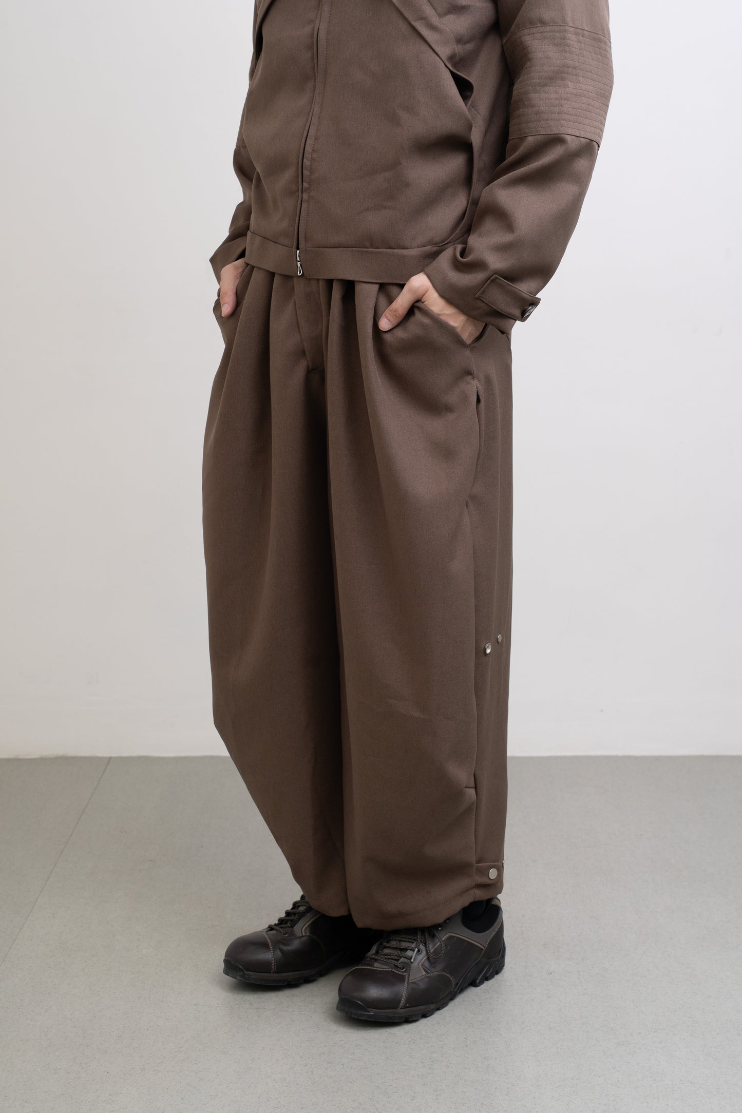 "ARC" TROUSERS - TAUPE BROWN